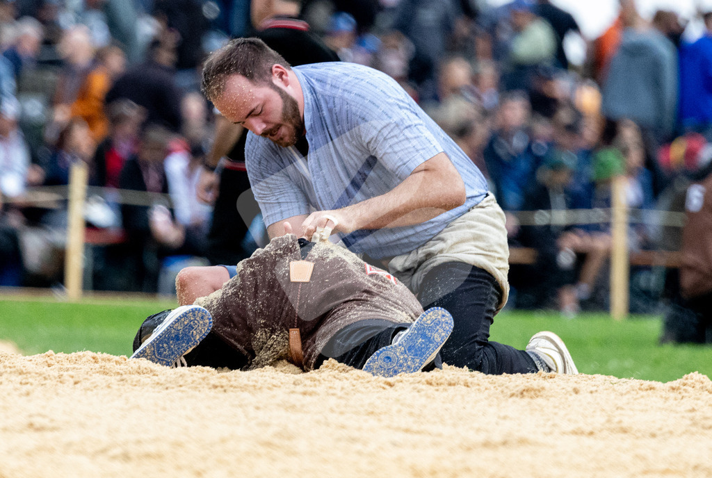 ESAF2025_01Gang_4895 | Die Schwinger des Schwyzer Kantonalen Schwingerverbandes: Fotos, die Dynamik und Leidenschaft festhalten, sowie emotionale Momente aus dem traditionellen Schwingsport zeigen. - Realisiert mit Pictrs.com