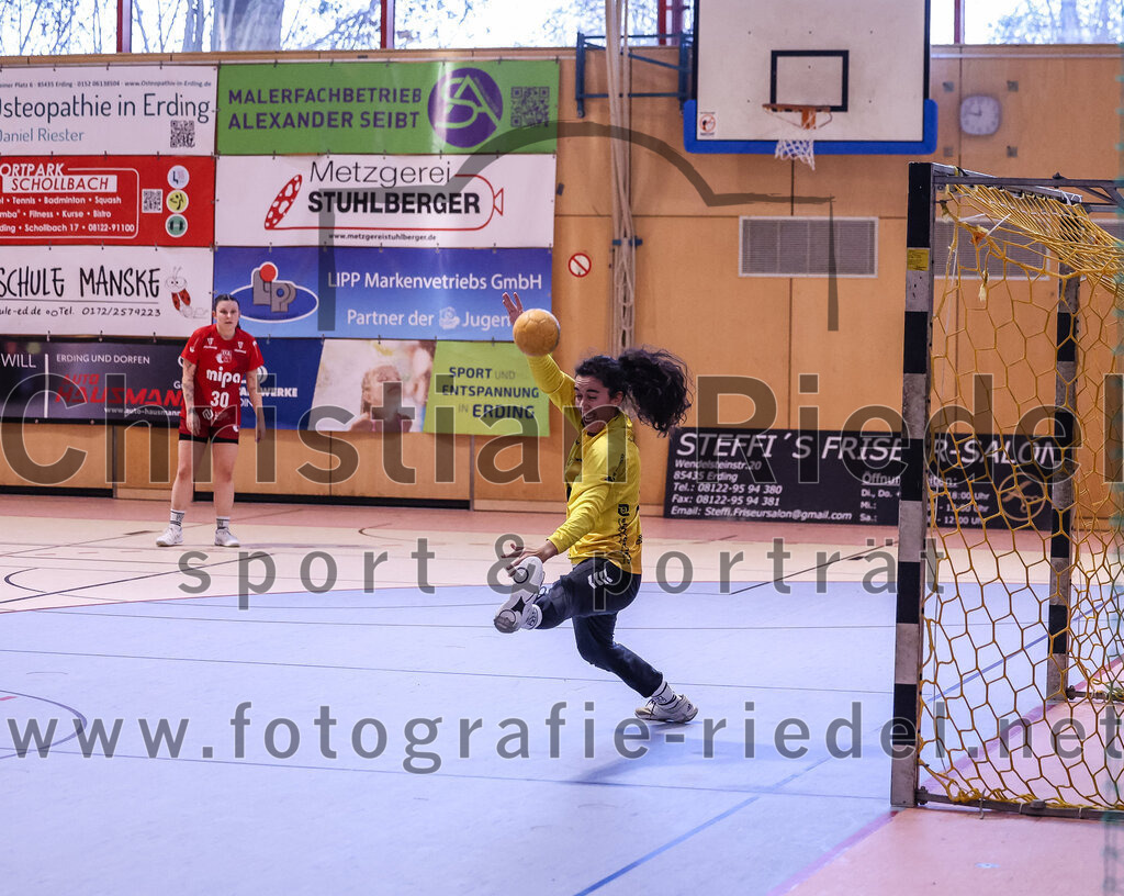 2025-02-22_026_SpVgg_Altenerding_gegen_TG_Landshut | Erding, Deutschland, 22.02.2025:Handball, Bezirksoberliga Frauen Altbayern 2024 / 2024, 15. Spieltag, SpVgg Altenerding gegen TG Landshut, Endergebnis: 25:22Saskia Dötterl (TG Landshut, #30), Torfrau Rebecca Tragl (TG Landshut, #16)Foto: Christian Riedel / fotografie-riedel.net