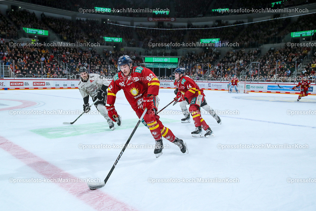 DueDEL25022401020 | 25.02.2024, Düsseldorf, Eishockey, Penny DEL, 49. Spieltag, PSD-BANK Dome, Düsseldorfer EG - Kölner Haie: Jakub Borzecki (Düsseldorfer EG) behauptet den Puck gegen Alexander Grenier (Kölner Haie)