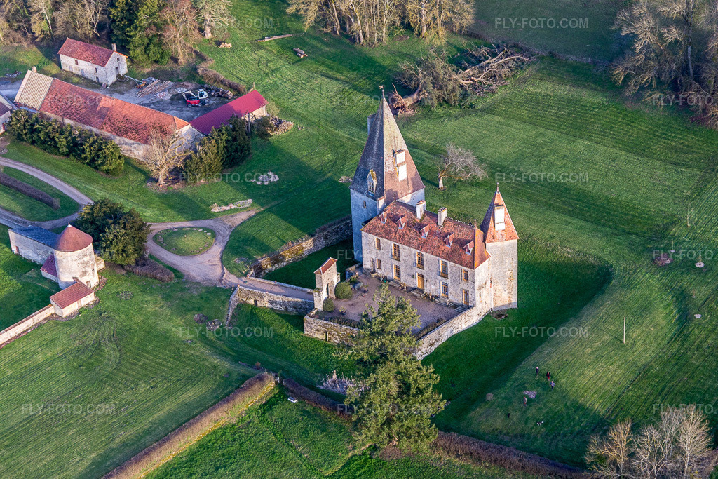 Aerial view: Château de Morlet in Burgundy in Morlet in the state Saone et Loire, France. – Photo: IMG_105521.jpg taken on 04/01/2018 by Werner Riehm/FLY-FOTO.com – Resolution of the original: 4792 x 3194 px