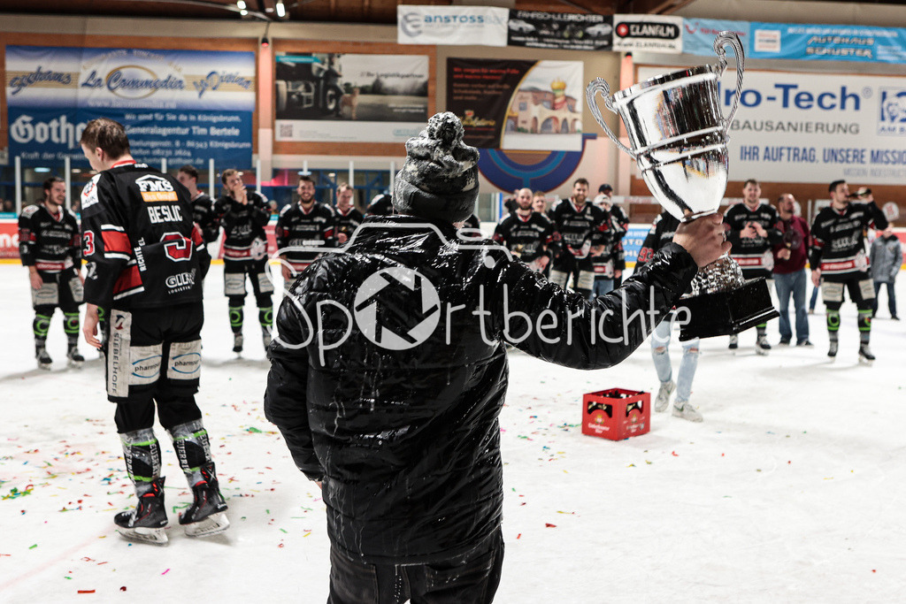 EHC Königsbrunn - TEV Miesbach | Grenzenloer Jubel beim EHC Koenigsbrunn nach dem Gewinn der Bayerliga Meisterschaft im Spiel 3 der Playoffserie gegen den TEV Miesbach / Jubel / Freude / Siegerfoto / Trainer Robert LINKE