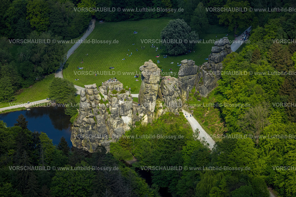 Horn-BadMeinberg240505897Externsteine | Luftbild, Externsteine, historische Sehenswürdigkeit im NSG Naturschutzgebiet, markante Felsformation mit Besucher Plattform, Oberer See mit Fluss Wiembecke und  Liegewiese mit Besuchern, Teutoburger Wald, Holzhausen-Externsteine, Horn-Bad Meinberg, Ostwestfalen, Nordrhein-Westfalen, Deutschland