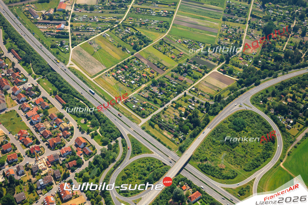 Die Luftaufnahme der Stadt Hallstadt wurde vom UL-Flugzeug heraus erstellt ( keine Drohne )- hohe Auflösung für beste Qualität