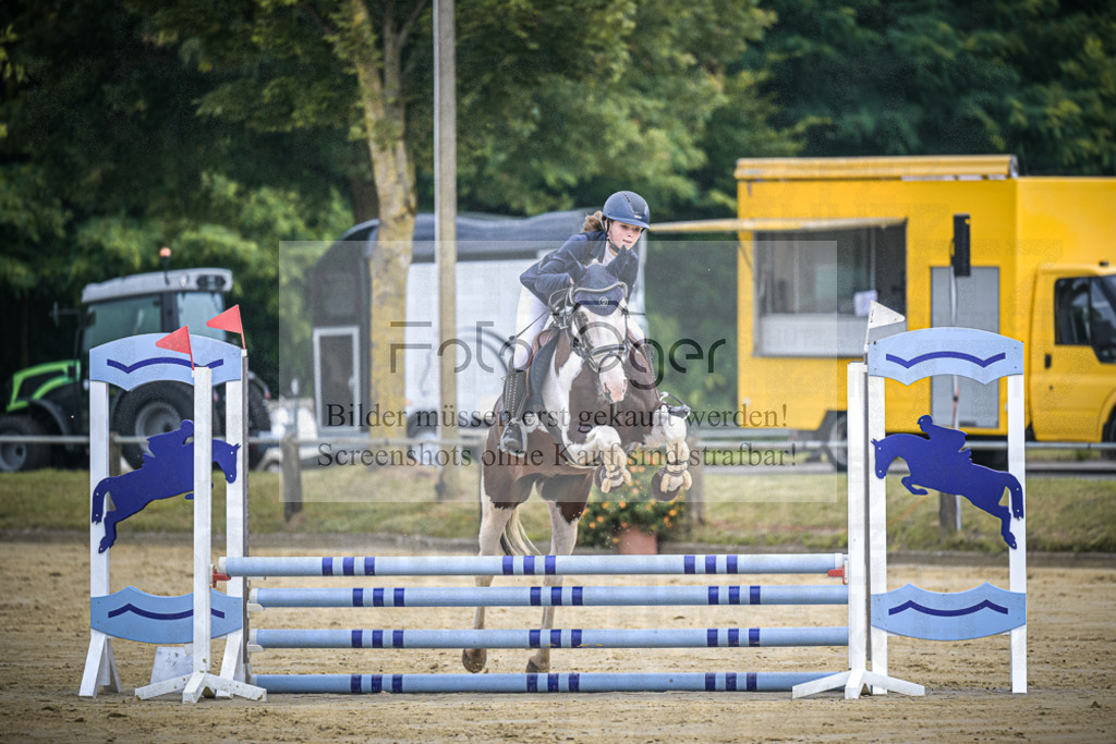 DOS_9394 | Entdecke hochwertige Reitturnierfotos von Foto Oger. Professionell, emotional und authentisch – jetzt Lieblingsmomente im Shop bestellen.Deutschlandweite Turnierfotografie. - Realisiert mit Pictrs.com