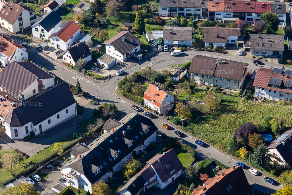 Luftbild: Wilhelm-Roether-Straße im Ortsteil Langensteinbach in Karlsbad im Bundesland Baden-Württemberg in Deutschland. Foto: IMG_129969.jpg vom 24.10.2021 durch Werner Riehm/FLY-FOTO.de