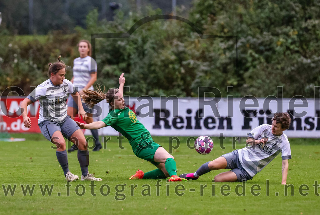 2023-10-07_076_FC_Forstern_gegen_TSV_Schwaben_Augsburg | Forstern, Deutschland, 07.10.2023:
Fußball, Frauen Bayernliga 2023 / 2024, 6. Spieltag, FC Forstern gegen TSV Schwaben Augsburg, Endergebnis: 1:6

Alea Röger (TSV Schwaben Augsburg, #11), Katia Ludwig Lasa (FC Forstern, #6), Tamara Schneider (TSV Schwaben Augsburg, #21)

Foto: Christian Riedel / fotografie-riedel.net