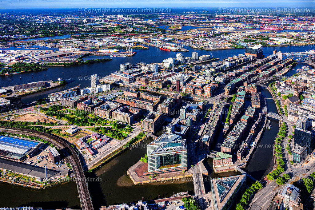 Hamburg_Hafencity_ELS_2290240525 | HAMBURG 24.05.2025 Stadtzentrum im Innenstadtbereich am Ufer des Flußverlaufes der Elbe entlang der Überseeallee - Am Sandtorkai - Osakaallee im Ortsteil HafenCity in Hamburg, Deutschland. Weiterführende Informationen bei: hamburg.de GmbH & Co. KG. // City center in the downtown area on the banks of river course of the River Elbe in the district HafenCity in Hamburg, Germany. Further information at: hamburg.de GmbH & Co. KG. Foto: Martin Elsen
