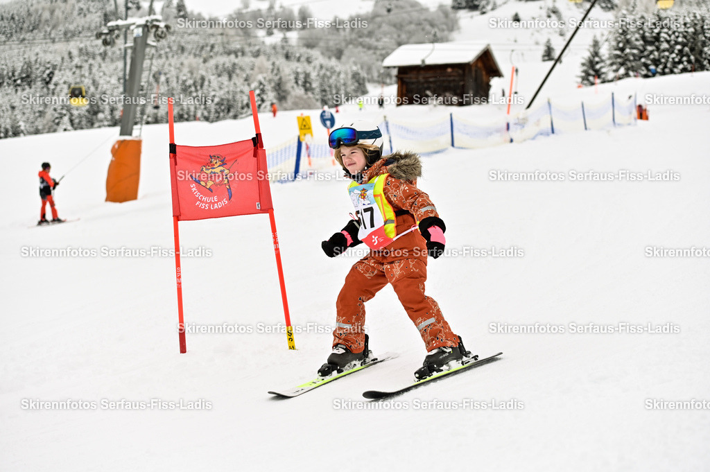 SRF_20.02.2026_0429 | Skirennfotos,Serfaus,Fiss,Ladis,Kinderskirennen,Winter,Tirol,Oberland,skirace,SFL,feelfree,weil wir's genießen,ski,Ski,skifahren,Sonnenplateau, - Realisiert mit Pictrs.com