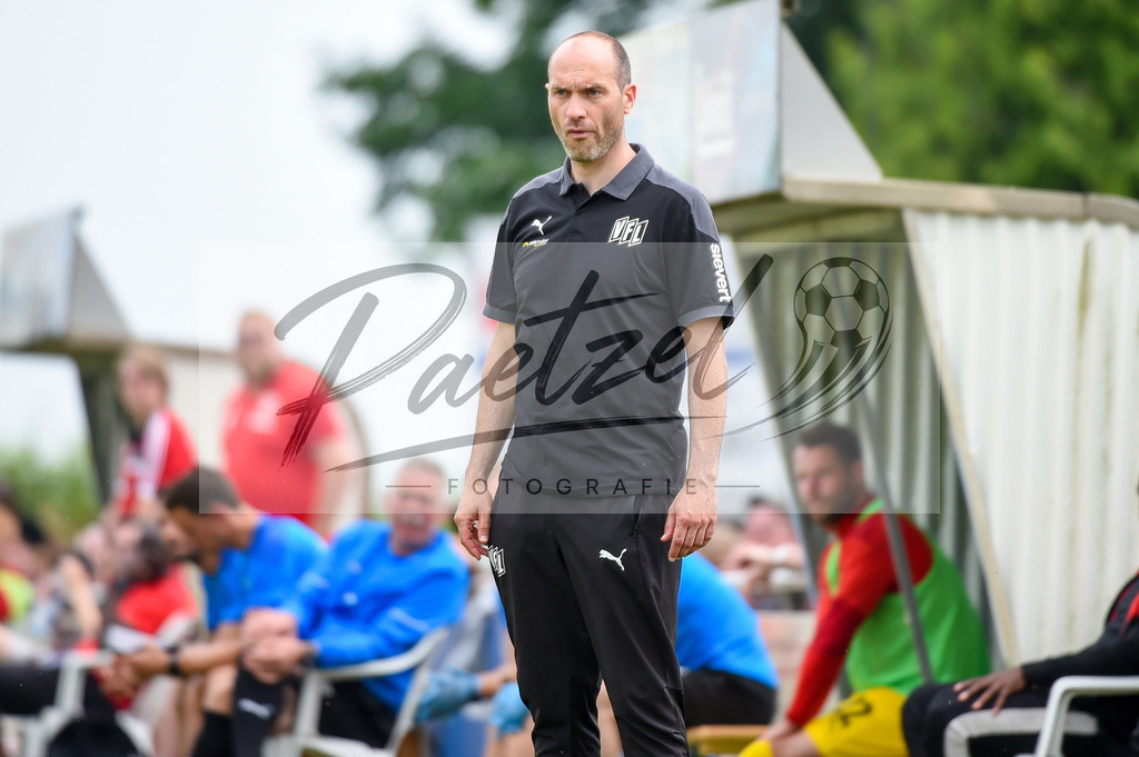 BSBOSN_20210626_0094 | Fussball, Herren: Trainer Daniel Scherning (VfL Osnabrueck) schaut beim Testspiel zwischen TuS Bersenbrueck und VfL Osnabrueck im Hasestadion am 26.06.2021 in Bersenbrueck, Deutschland. - Realisiert mit Pictrs.com