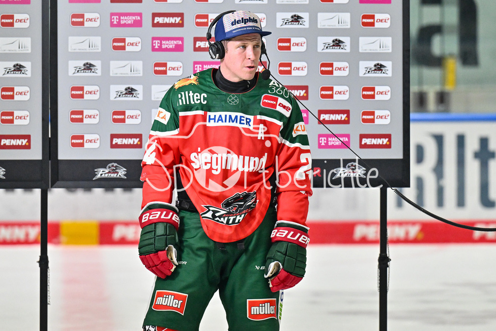 Augsburger Panther - Löwen Frankfurt | Im Bild T. J. TREVELYAN (Augsburger Panther #24) beim Interview von Magentasport / Freisteller / Einzelfoto / DEL: Augsburger Panther - Löwen Frankfurt, Curt Frenzel Stadiom am 11.10.2024