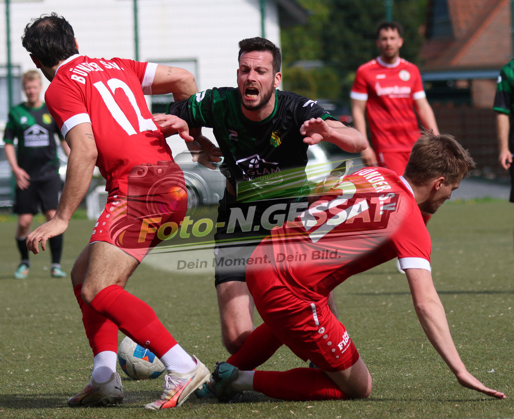 Bünder SV - SC Enger | Auf dem Bild zu sehen: rot Bünder SV v.l.: Batuhan Kaymak, Timo Westerbeck ; schwarz SC Enger: Sebastian Schnittger  Bünder SV, SC Enger, Saison 25/26, Kreisliga A, Bünde, Deutschland - Realisiert mit Pictrs.com