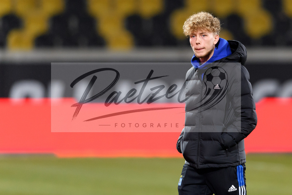 SGDHSV20220114_89 | Fussball, Herren: Bent Andresen (Hamburger SV) schaut bei dem Spiel der 2. Bundesliga zwischen SG Dynamo Dresden und Hamburger SV im Rudolf-Harbig-Stadion am 14.01.2022 in Dresden, Deutschland.DFB / DFL REGULATIONS PROHIBIT ANY USE OF PHOTOGRAPHS AS IMAGE SEQUENCES AND/OR QUASI-VIDEO. - Realisiert mit Pictrs.com