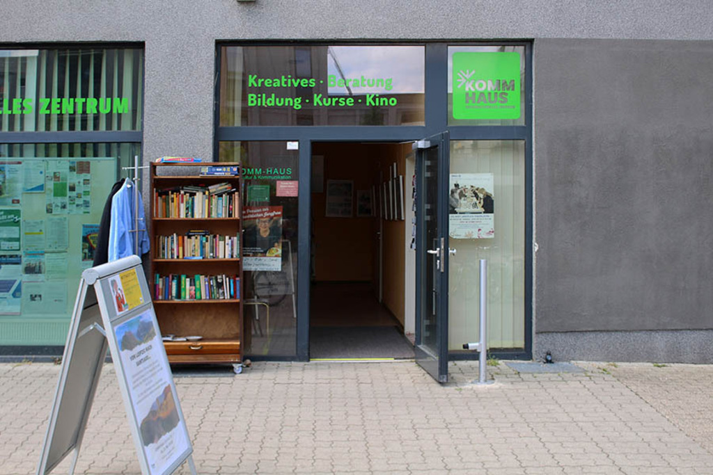 Grünau - KOMM-Haus Soziokulturelles Zentrum | Entdecke über 20 Kategorien Leipzig-Motive: Foto-Downloads, hochwertige Poster, Leinwand- & Fine-Art-Prints. Jetzt Lieblingsfoto im Bildlexikon Leipzig Shop bestellen!