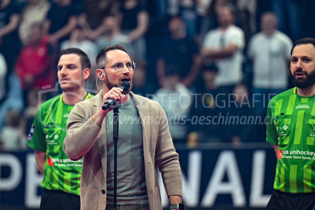 Zug United - HC Rychenberg - 25. April 2026 | Der ehemalige Spitzen-Unihockeyspieler Rinaldo Walser singt die Nationalhymne am L-UPL Superfinal-Spiel zwischen Zug United und HC Rychenberg am 25. April 2026 in der BCF Arena, Fribourg, Schweiz.Bild: Sportfotografie Markus Aeschimann | www.markus-aeschimann.ch - Realized with Pictrs.com