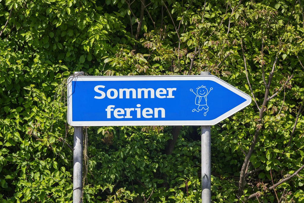 Sommerferien Schild | (Fotomontage) Pfeilwegweiser zur Autobahn mit Text SOMMERFERIEN  - Realisiert mit Pictrs.com