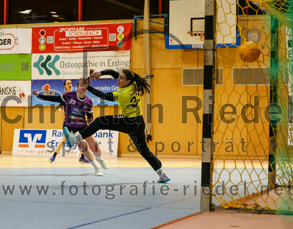2024-02-10_100_SpVgg_Altenerding_gegen_SVA_Palzing | Erding, Deutschland, 10.02.2024:
Handball, Bezirksoberliga Frauen Altbayern 2023 / 2024, 14. Spieltag, SpVgg Altenerding gegen SVA Palzing, Endergebnis: 27:28

Johanna Taubmann (SpVgg Altenerding, #22), Torfrau Sandra Huber (SVA Palzing, #33)

Foto: Christian Riedel / fotografie-riedel.net