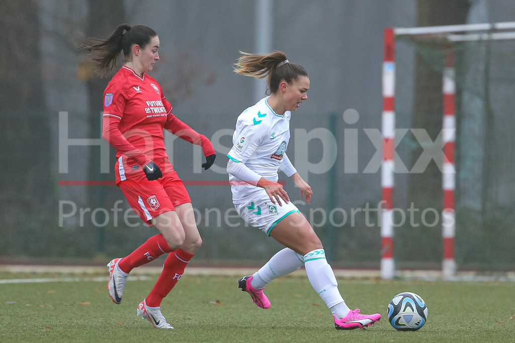 Fussball, Testspiel Frauen, SV Werder Bremen - FC Twente Enschede | v.li.: Caitlin Dijkstra (FC Twente Vrouwen, 4) und Maja Sternad (SV Werder Bremen, 11) im Zweikampf, Duell, Dynamik, Aktion, Action, Spielszene