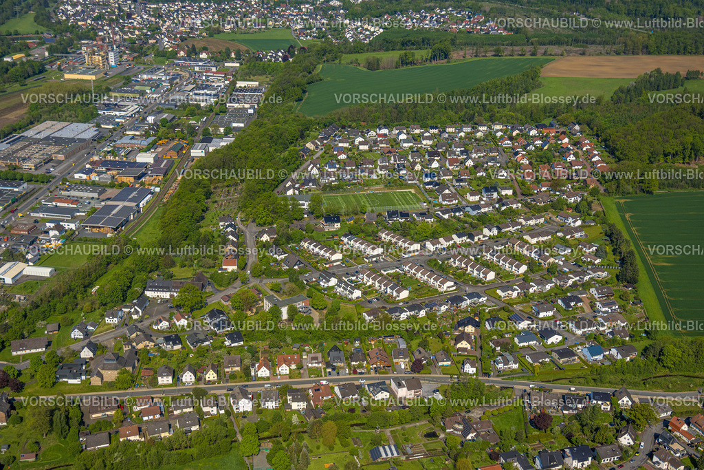 Arnsberg230500452 | Luftbild, Reihenhaus Wohnsiedlung zwischen Wannestraße und Zur Dicken Eiche, Sportplatz TuS 1910 Niedereimer, Friedhof Niedereimer, Niedereimer, Arnsberg, Sauerland, Nordrhein-Westfalen, Deutschland