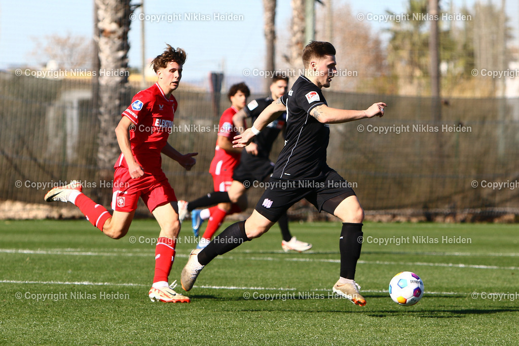 NH_TwenteEnschede_VfLOsnabrück_Testspiel_08012024 | #41 Gija Besselink (Twente Enschede), #9 Erik Engelhardt (VfL Osnabrück)

Testspiel I Trainingslager Spanien I 08.01.2024
