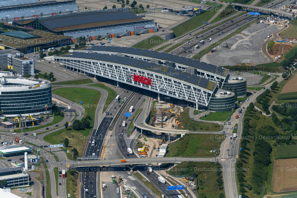 4047068 | STUTTGART 11.08.2021 Parkdeck auf dem Gebäude des Bosch Parkhauses der Messe Stuttgart über der Bundesautobahn A 8 im Ortsteil Plieningen in Stuttgart im Bundesland Baden-Württemberg. // Parking deck on the building of the Bosch car park in the district Plieningen in Stuttgart in the state Baden-Wuerttemberg. Foto: Gerhard Launer