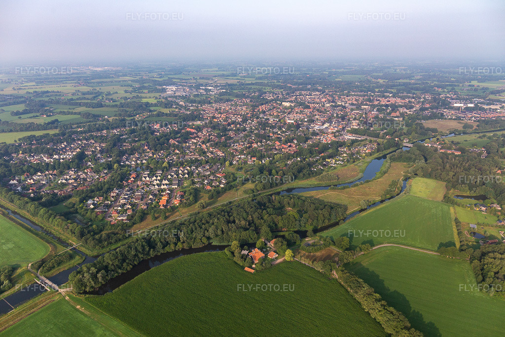 Vue aérienne: Vue de la ville à Eibergen dans le département Gueldre, Pays-Bas. Photo: IMG_008222.jpg prise le 18/07/2020 par Werner Riehm/FLY-FOTO.eu – Résolution de l'original: 5395 x 3596 px