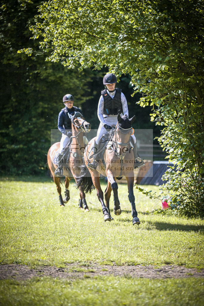DOS_1474 | Entdecke hochwertige Reitturnierfotos von Foto Oger. Professionell, emotional und authentisch – jetzt Lieblingsmomente im Shop bestellen.Deutschlandweite Turnierfotografie. - Realisiert mit Pictrs.com