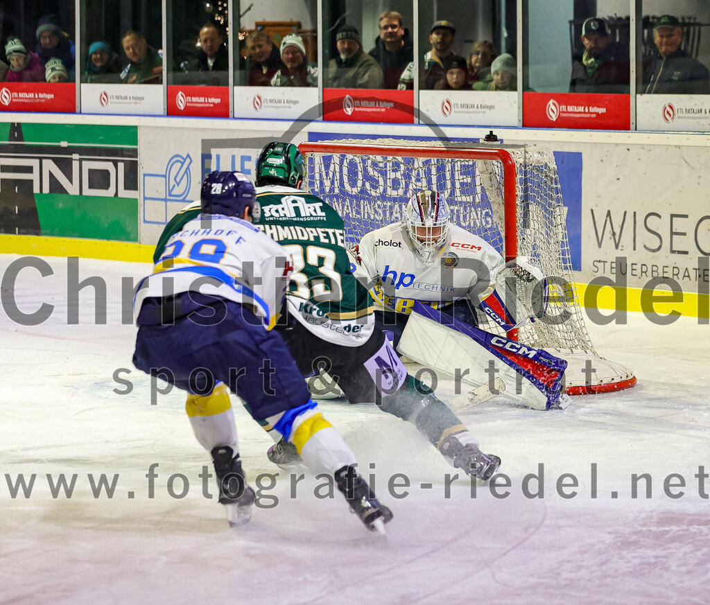 2025-12-05_134_TSV_Erding_gegen_Stuttgart_Rebels | Erding, Deutschland, 05.12.2025:Eishockey, Oberliga Süd 2025 / 2026, 23. Spieltag, TSV Erding gegen Stuttgart Rebels, Endergebnis: 5:6David Kirchhoff (Stuttgart Rebels, #28), Marc Schmidpeter (Erding Gladiators, #33), Kimi Saffran (Stuttgart Rebels, #53)Foto: Christian Riedel / fotografie-riedel.net