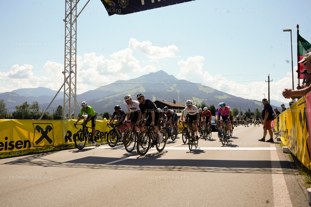 123_20230817_Bewerb_Maenner_Muehlanger | AUT - OESTERREICH, 2023-08-16: SPORT RENNRAD-FAHREN - 55. INTERNATIONALER RADWELTPOKAL IN ST. JOHANN IN TIROL  - Vintage-Radrennen mit WM-Bronze-Medaillen-Siegerin Christina Schweinberger, den Teilnehmer und Alexander Baumann (vom Orginastions-Team) - TAG 2 BEWERB MAENNER IN SECHS GRUPPEN  ; Foto: Roland Muehlanger
