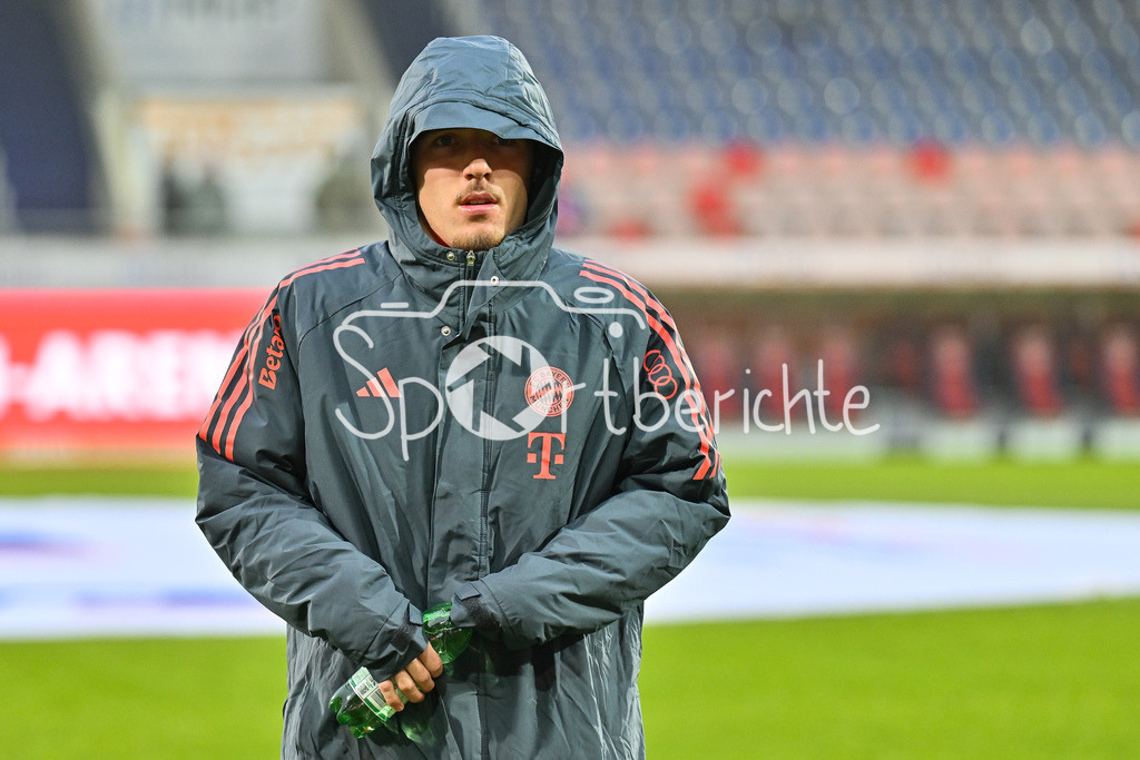 1. FC Heidenheim - FC Bayern München | HEIDENHEIM, GERMANY - 21. DECEMBER: im Bild Lennart KARL (FC Bayern Munich 42) vor dem Bundesligamatch zwischen dem 1. FC Heidenheim und dem FC Bayern München am 15. Spieltag in der Voith-Arena / DFL REGULATIONS PROHIBIT ANY USE OF PHOTOGRAPHS AS IMAGE SEQUENCES AND/OR QUASI-VIDEO