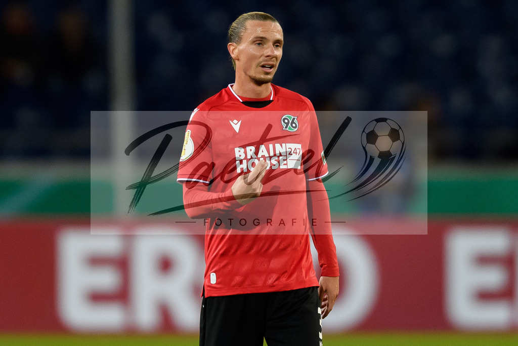 H96DUS20211027_019 | Fussball, Herren: Niklas Hult (Hannover 96) gestikuliert, Gestik bei dem Spiel der 2. Runde im DFB-Pokal zwischen Hannover 96 und Fortuna Duesseldorf in der HDI-Arena am 27.10.2021 in Hannover, Deutschland.DFB / DFL REGULATIONS PROHIBIT ANY USE OF PHOTOGRAPHS AS IMAGE SEQUENCES AND/OR QUASI-VIDEO. - Realisiert mit Pictrs.com