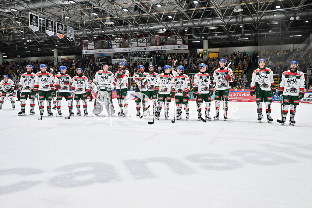 Löwen Frankfurt -Augsburger Panther | die Augsburger Panther bedanken sich bei den mitgereisten Fans nach der Niederlage in Franfurt / DEL: Loewen Frankfurt - Augsburger Panther, Eissporthalle Frankfurt am 14.02.2025