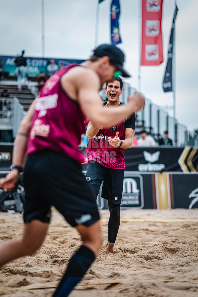 Beachvolleyball | Männer | Queen and King of the Court | Hamburg | 02.06.2024 | Im Hintergrund jubelt Sven Winter, unscharf im Vordergrund Lukas Pfretzschner