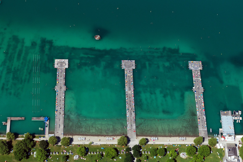 dr__0025974.jpg | KLAGENFURT 25.06.2019 Uferbereiche des Wörthersee am Freibad des Strandbad Klagenfurt in Klagenfurt in Kärnten, Österreich. // Sandy beach areas on the Strandbad Klagenfurt in Klagenfurt in Kaernten, Austria. Foto: Daniel Reiter
