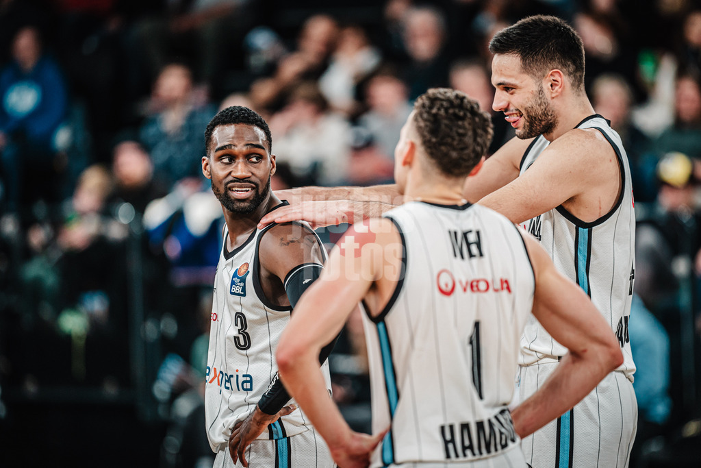 Basketball | Männer | Saison 2024/2025 | easyCredit Basketball Bundesliga | 12. Spieltag | Veolia Towers Hamburg vs. MHP Riesen Ludwigsburg | 21.12.2024 | Benedikt Turudic (#44, Veolia Towers Hamburg) rechts massiert Rich Osaro (#3, Veolia Towers Hamburg)