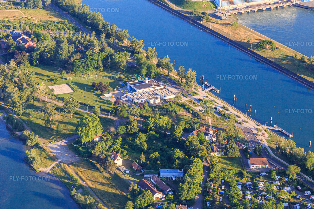 Aerial view: Piscine Sirénia in Vogelgrun in the state Haut-Rhin, France. – Photo: IMG_147847.jpg taken on 05/30/2025 by Werner Riehm/FLY-FOTO.com – Resolution of the original: 5472 x 3648 px – alsacerhinbrisach
