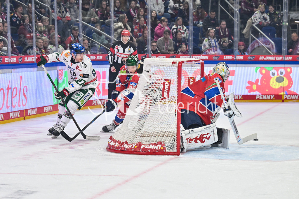 Eisbären Berlin - Augsburger Panther | BERLIN, GERMANY - 04. JANUARY: im Duell Kyle MAYHEW (Augsburger Panther 27) und Jonas MÜLLER (Eisbären Berlin 18) hinter Jonas STETTMER (Eisbären Berlin 1) während dem Match zwischen den Eisbären Berlin und den Augsburger Panthern am 36. Spieltag der Penny DEL in der UBER Arena
