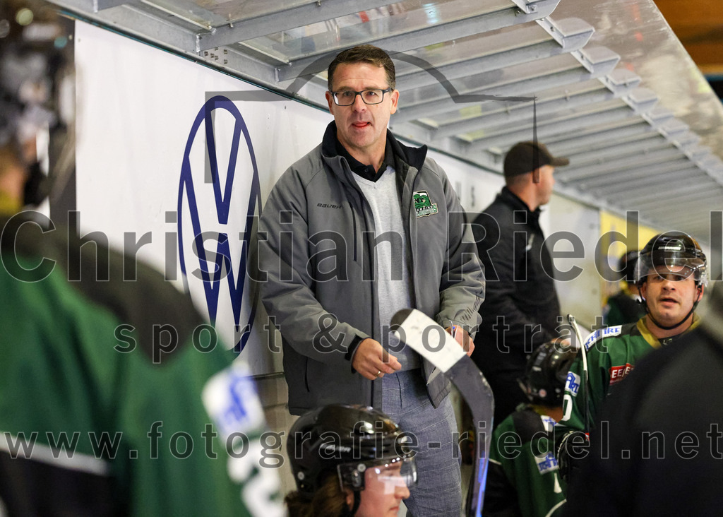 2022-09-23_062_TSV_Erding_gegen_EV_Fuessen | Erding, Deutschland, 23.09.2022:
Eishockey, Bayernliga 2022 / 2023, Testspiel, TSV Erding gegen EV Füssen, Endergebnis: 1:3

Trainer Andreas Becher (Erding Gladiators)

Foto: Christian Riedel / fotografie-riedel.net