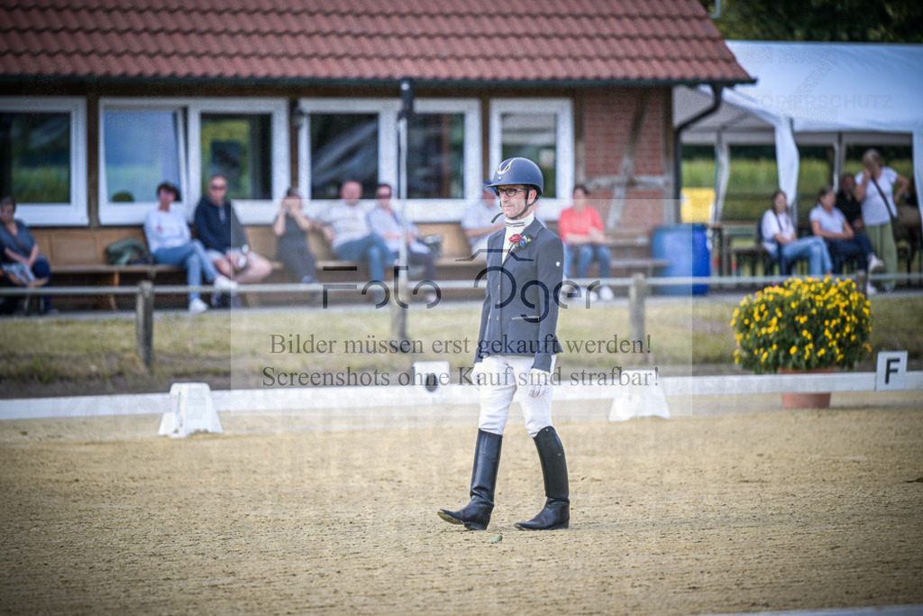 DOS_9139 | Entdecke hochwertige Reitturnierfotos von Foto Oger. Professionell, emotional und authentisch – jetzt Lieblingsmomente im Shop bestellen.Deutschlandweite Turnierfotografie. - Realisiert mit Pictrs.com