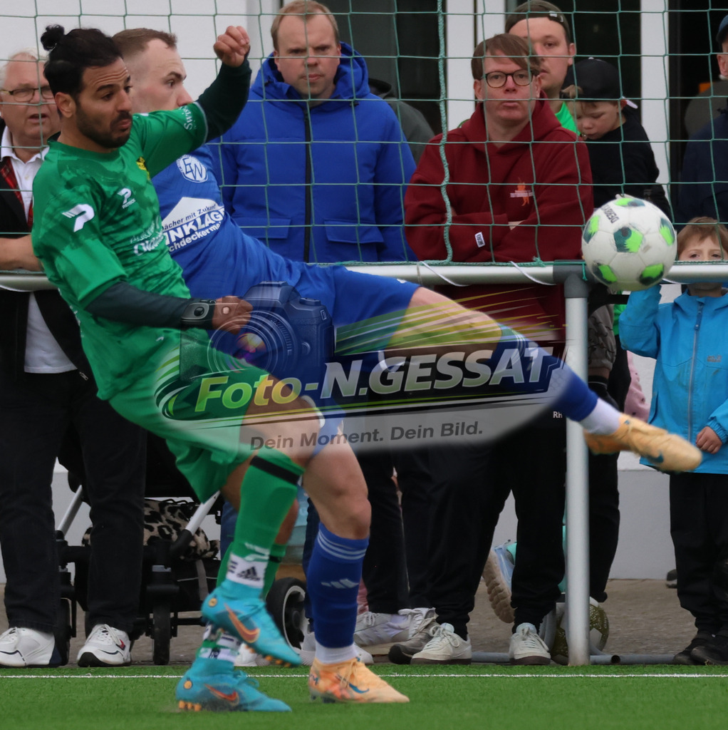 SC Enger - SV Enger-Westerenger | Auf dem Bild zu sehen: grün SC Enger: Jack Aygül ; blau SV Enger-Westerenger: Marlon MeyerSC Enger, SV Enger-Westerenger, Saison 25/26, Kreisliga A, Enger, Deutschland - Realisiert mit Pictrs.com