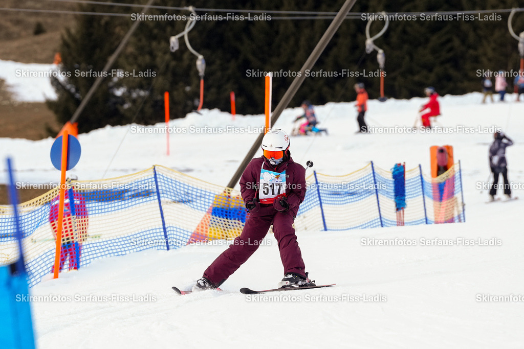 SRF_02.01.2026_0872 | Skirennfotos,Serfaus,Fiss,Ladis,Kinderskirennen,Winter,Tirol,Oberland,skirace,SFL,feelfree,weil wir's genießen,ski,Ski,skifahren,Sonnenplateau, - Realisiert mit Pictrs.com