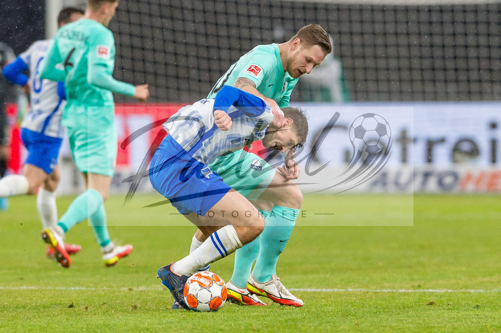 HERBOC20220204_277 | Fussball, Herren: Niklas Stark (Hertha BSC) und Sebastian Polter (VfL Bochum) im Zweikampf bei dem Spiel der 1. Bundesliga zwischen Hertha BSC und VfL Bochum im Olypiastadion am 04.02.2022 in Berlin, Deutschland.DFB / DFL REGULATIONS PROHIBIT ANY USE OF PHOTOGRAPHS AS IMAGE SEQUENCES AND/OR QUASI-VIDEO. - Realisiert mit Pictrs.com