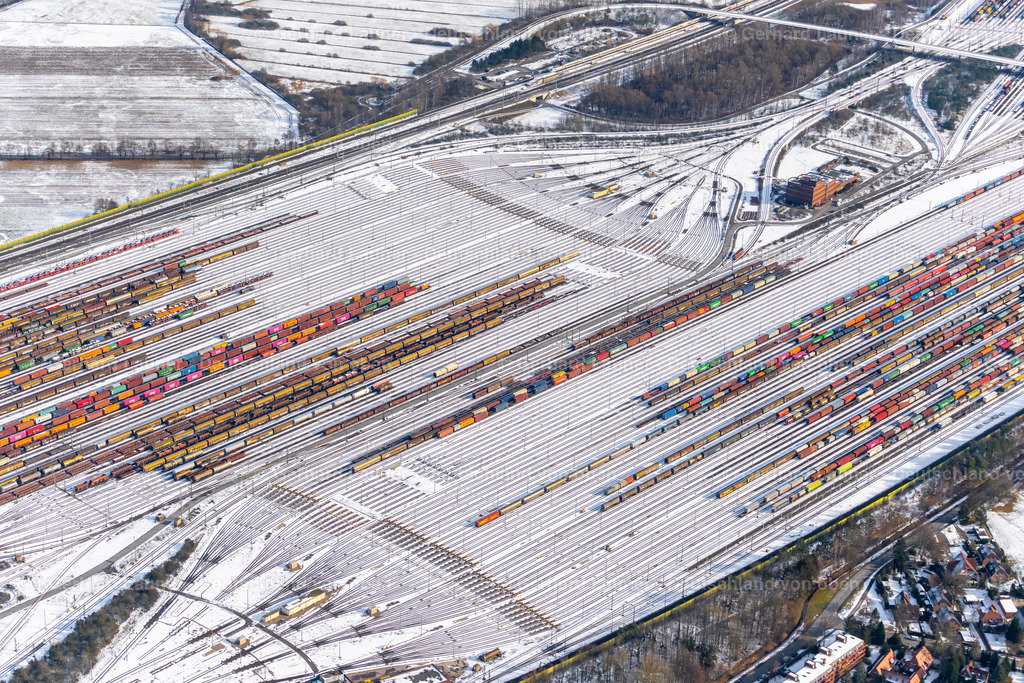 4044833 | bunte Eisenbahnwaggons im verschneiten Rangierbahnhof Maschen, Seevetal