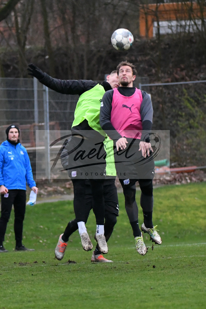 20200220_TRAOSN_0038 | Fussball, Herren: Sven Koehler (VfL Osnabrueck) und Ulrich Taffertshofer (VfL Osnabrueck) im Zweikampf waehrend der Trainingseinheit des VfL Osnabrueck im Sportpark Illoshoehe am 20.02.2020 in Osnabrueck, Deutschland. - Realisiert mit Pictrs.com