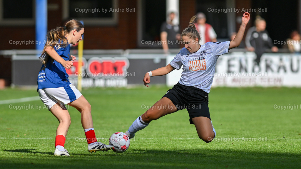 Holstein Kiel vs SV Henstedt-Ulzburg | Arjela Lako (Holstein #17) vs Anna Johannsen (SVHU #22) / Fußball-Regionalliga Nord Frauen 2025/2026 / Holstein Kiel vs SV Henstedt-Ulzburg / Waldwiese / Kiel / 14.09.25 - Realisiert mit Pictrs.com