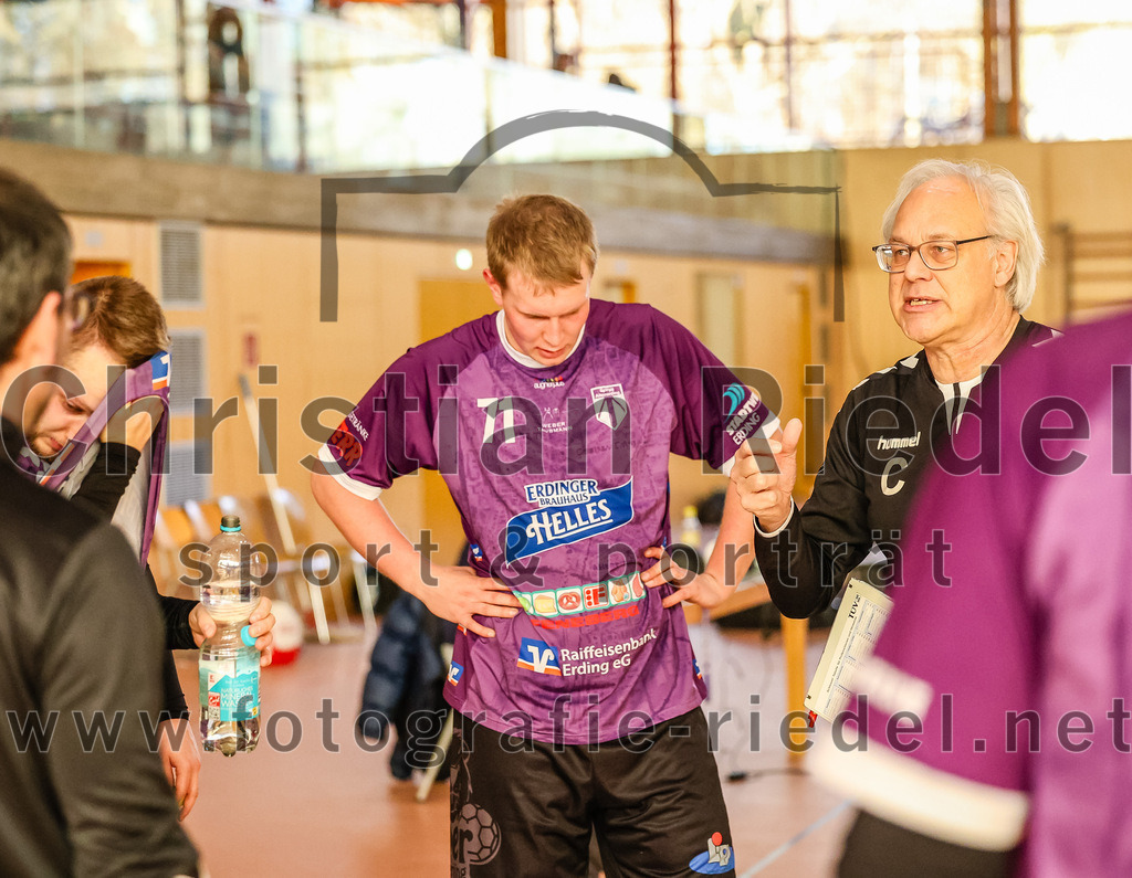 2024-01-28_081_SpVgg_Altenerding_II_gegen_HSG_Schwab-kirchen | Erding, Deutschland, 28.01.2024:
Handball, Bezirksklasse Männer Staffel Süd West 2023 / 2024, 9. Spieltag, SpVgg Altenerding gegen HSG Schwab/kirchen, Endergebnis: 30:24

Tristan Gerhardt (SpVgg Altenerding, #71), Trainer Alfred Lößl (SpVgg Altenerding)

Foto: Christian Riedel / fotografie-riedel.net