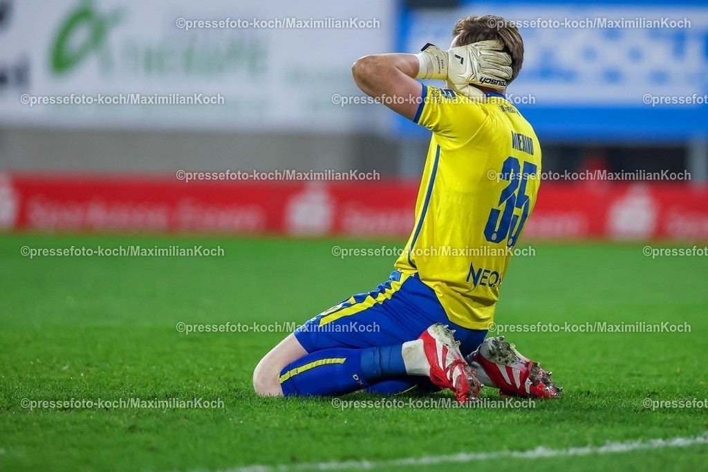 RWE04032601131 | 2026.03.04, Fußball, 3.Liga Herren, Rot-Weiss Essen -  SV Waldhof Mannheim, Stadion Hafenstraße, 27.Spieltag, Saison 2025 / 2026: Torwart Felix Wienand&nbsp;(Rot-Weiss Essen #35) kniet verletzt auf dem Spielfeld nach dem Zünden von Pyrotechnik im Gästeblock der Mannheimer. Ein Lauter Knall durch einen geworfenen Böller verletzt den Torwart und führt zu einer Spielunterbrechung DFB regulations prohibit any use of photographs as image sequences and or quasi-video.