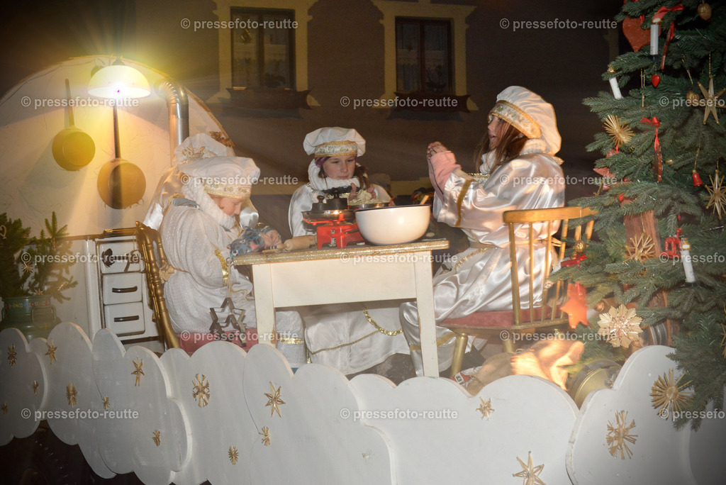 -news-2022-Dez05-Nikolo-Einzug-Lechaschau-WTV_6258 | Info aus dem Bezirk Reutte/Ausserfern Tirol sowie eine umfangreiche Bilddatenbank über die gesamte Region: Lechtal, Talkessel Reutte, Tannheimertal, Zwischentoren. Lech, Plansee, Zugspitze, Grenztunnel, B179, Fernpassstraße, Verkehr, Lawinen, Tradition, - Realisiert mit Pictrs.com