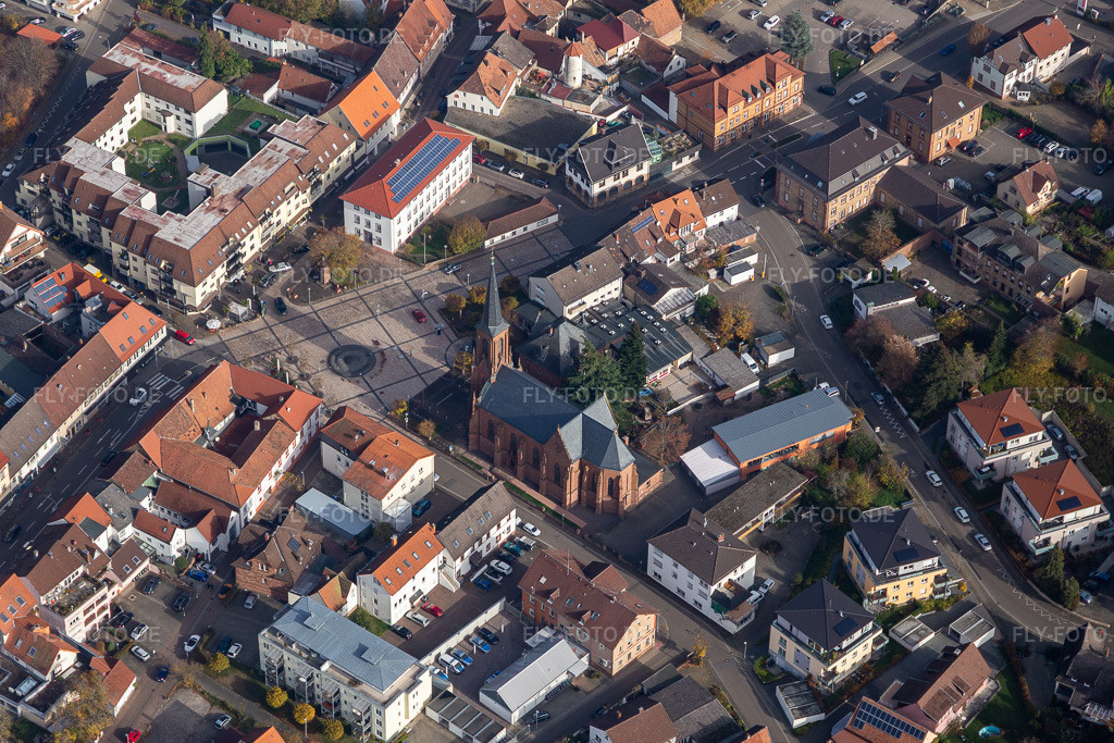 Luftbild: St. Martin Kirche am Ludwigsplatz in Bad Bergzabern im Bundesland Rheinland-Pfalz in Deutschland. Foto: IMG_123774.jpg vom 07.11.2020 durch Werner Riehm/FLY-FOTO.de