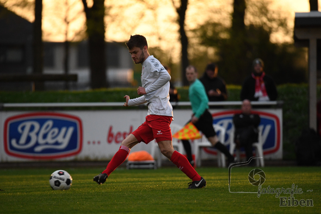 SV Eintracht Wiefelstede-VFL Bad Zwischenahn | Herren Kreisliga; SV Eintracht Wiefelstede (weiß)-VFL Bad Zwischenahn (blau) am 09.04.2024; in Wiefelstede (Sportanlage Am Breeden), Photo: Philip Eiben 2024 - Realisiert mit Pictrs.com