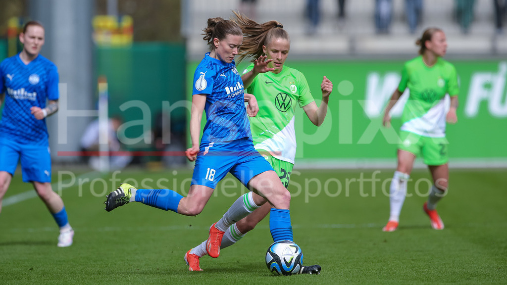 Fussball, DFB-Pokal Frauen, VfL Wolfsburg - SGS Essen | v.li.: Lena Ostermeier (SGS Essen, 18) und Vivien Endemann (VfL Wolfsburg, 25) im Zweikampf, Duell, Dynamik, Aktion, Action, Spielszene, DIE DFB-RICHTLINIEN UNTERSAGEN JEGLICHE NUTZUNG VON FOTOS ALS SEQUENZBILDER UND/ODER VIDEOÄHNLICHE FOTOSTRECKEN. DFB REGULATIONS PROHIBIT ANY USE OF PHOTOGRAPHS AS IMAGE SEQUENCES AND/OR QUASI-VIDEO.